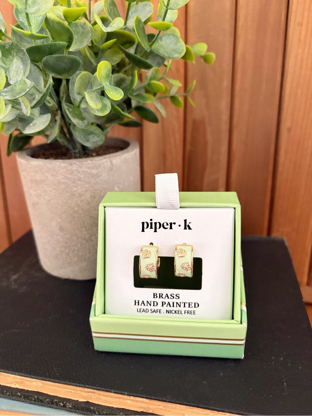 PIPER K Hand-Painted Brass Hoop Earrings - White with Gold Daisy Detail, NIB